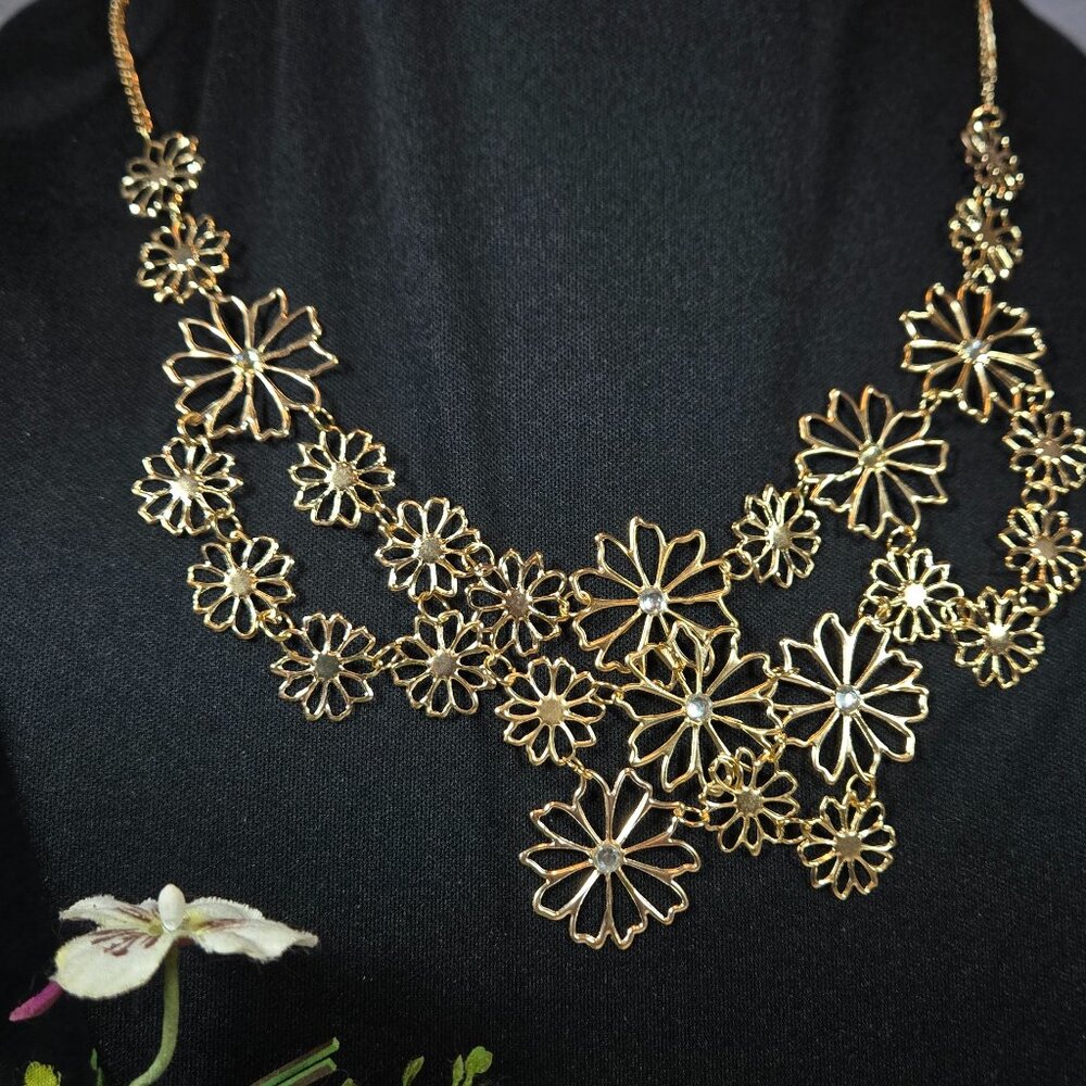 🌼Gold Floral Statement Necklace • Daisy Bib Design • Vintage‑Inspired